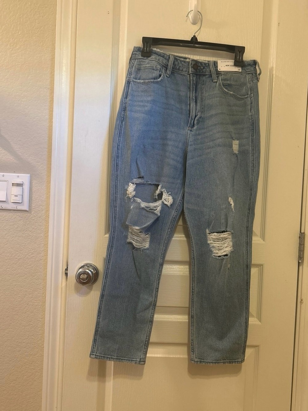 Hollister Curvy Ultra High-Rise Mom Jean